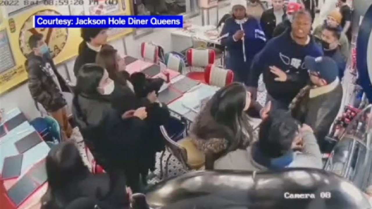Queens diner customer threatens people inside with knife
